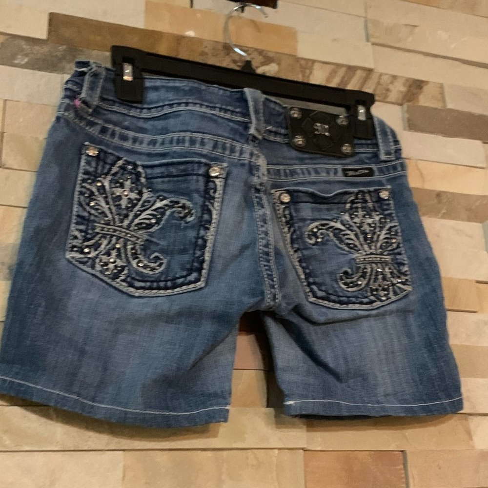 Miss Me Mid-Thigh Shorts Fleur de Lis SZ 29 Style No: JP53478 Color- DK 49C